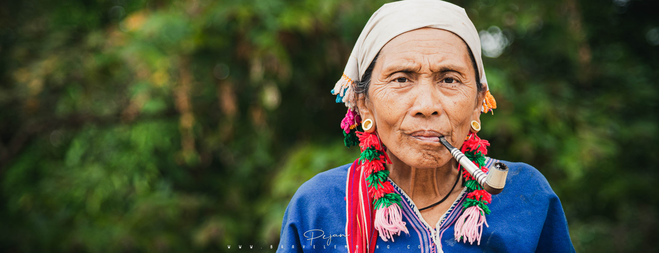 Grand mère dans les montagnes du nord-ouest  l'ouest de la Thaïlande
