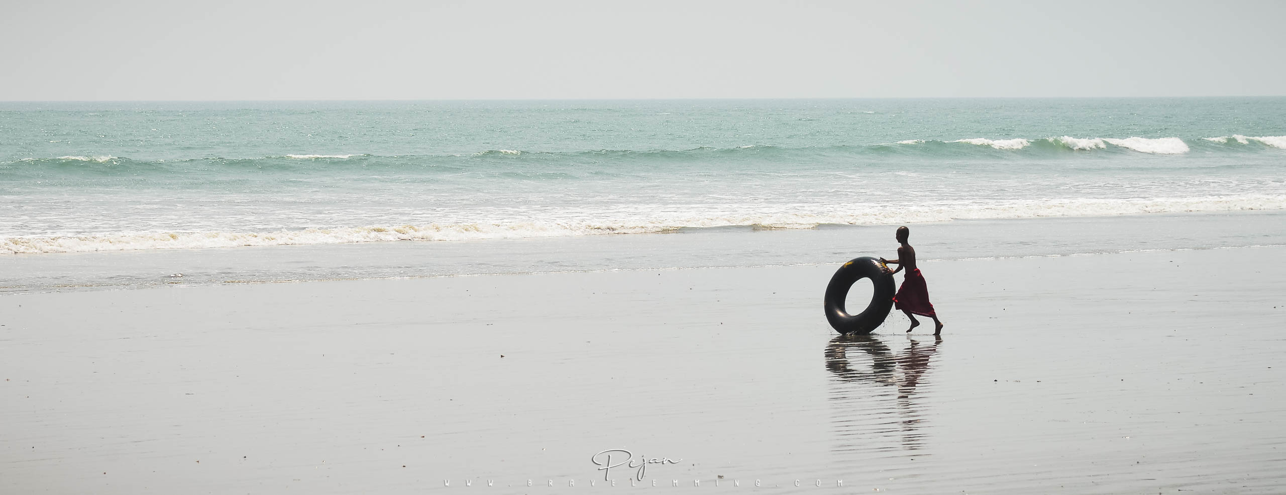 Novice jourant sur la plage de Maungmagan, Birmanie